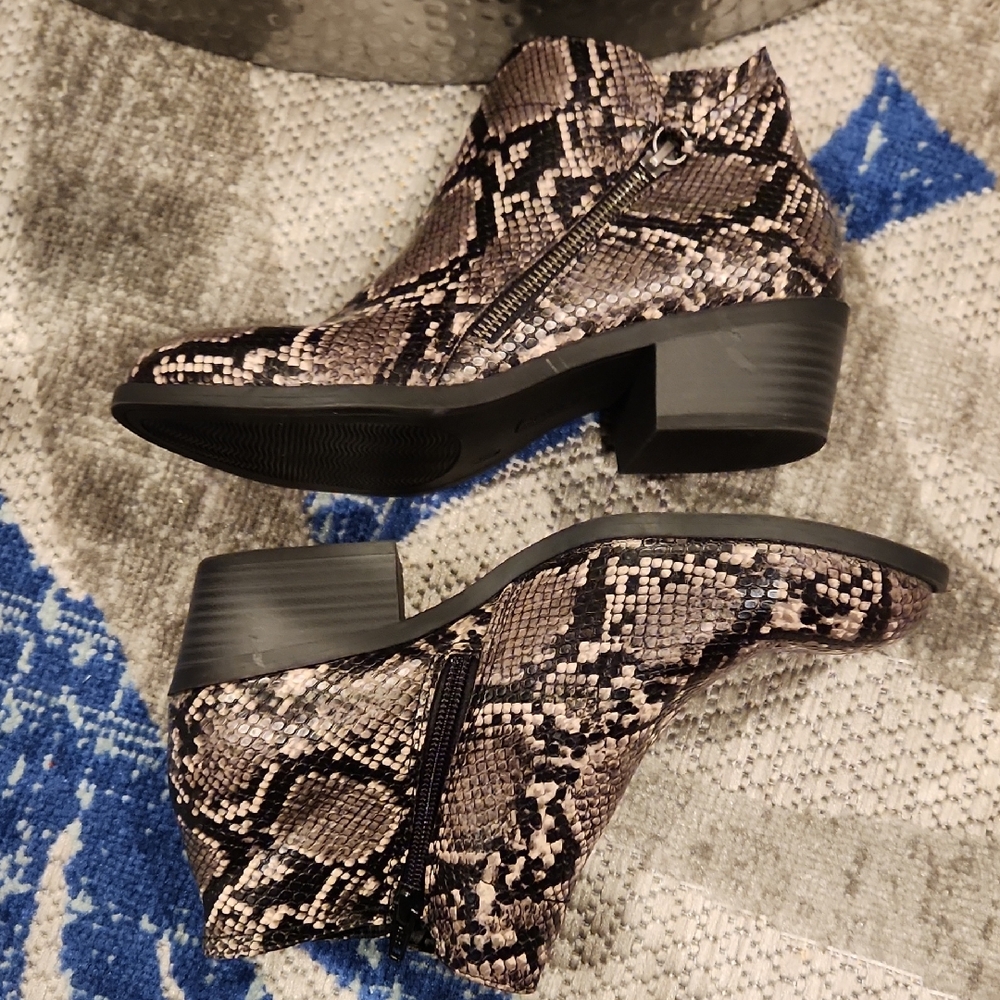 Arizona Jean Company Snakeskin Ankle Booties Women's Size 7